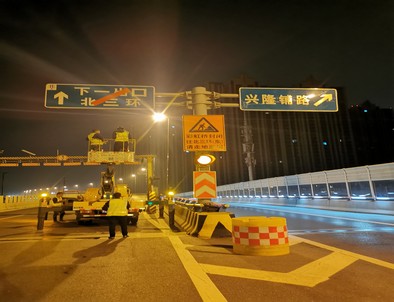 安阳郑州市北三环彩虹桥交通标志牌安装现场